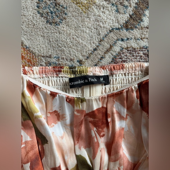 abercrombie & fitch white floral Cropped Long-Sleeve Satin Top - Picture 2 of 7